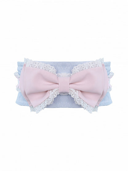 Inspiré des nœuds papillon roses et bleus traditionnels, orné de dentelle