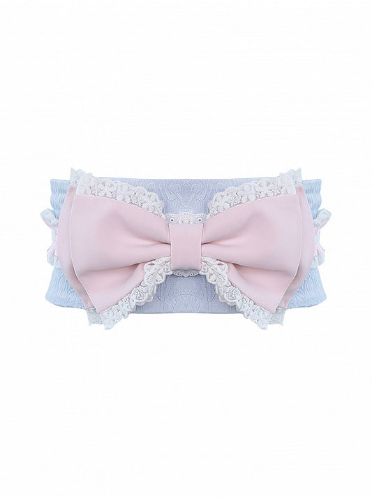 Inspiré des nœuds papillon roses et bleus traditionnels, orné de dentelle