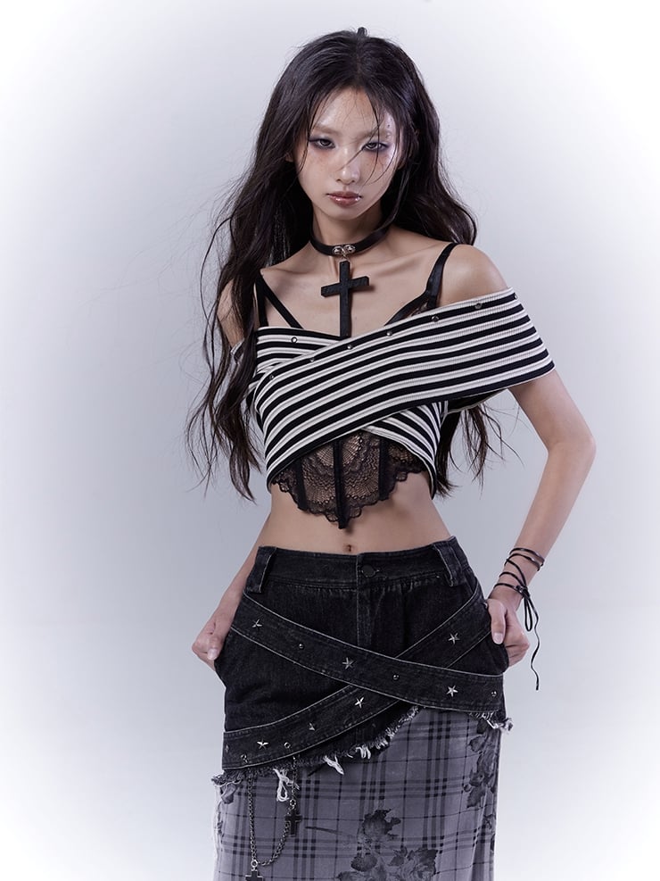 オフショルダーのホワイトネックラインのスタッズ付きストラップレストップ、ブラックストライプ