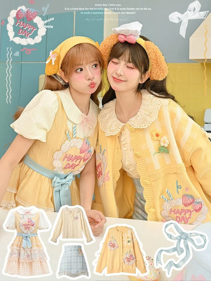 かわいい黄色のニットカーディガン 花柄のアクセント クリーミーな夢のストロベリーケーキの刺繍