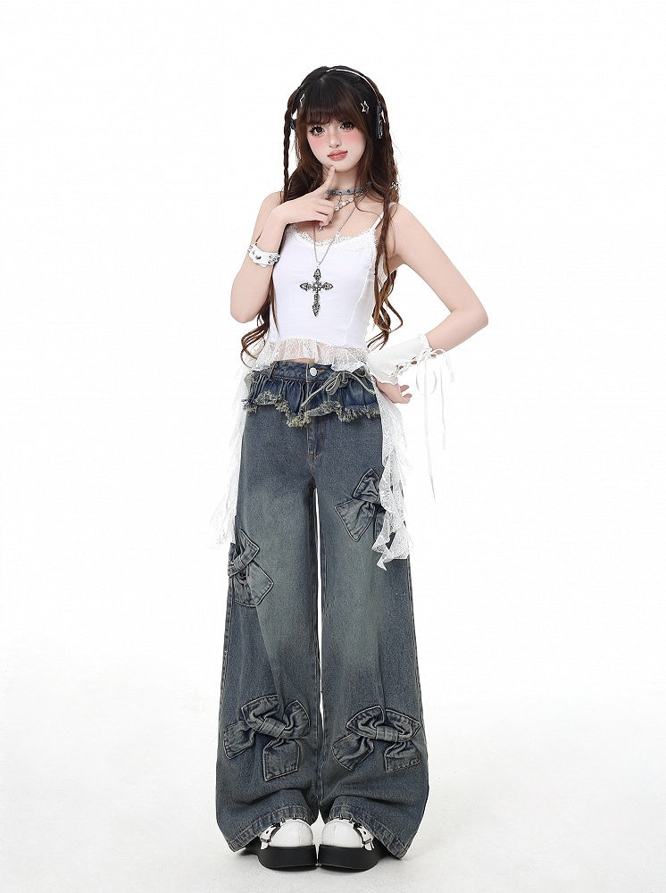 Blaue Jeans mit weitem Bein und großen Schleifen
