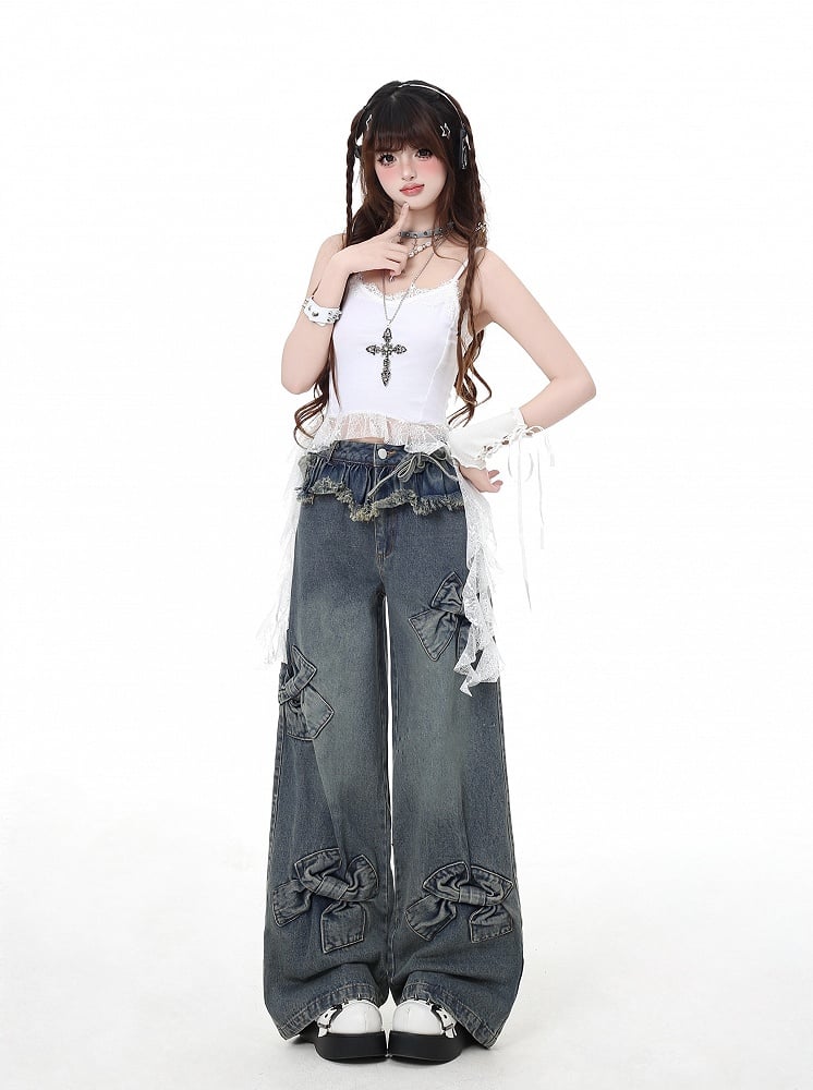 Blaue Jeans mit weitem Bein und großen Schleifen
