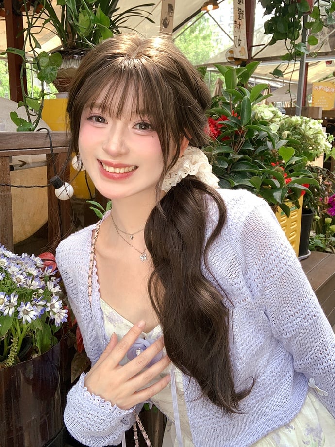 Lavendelfarbene Sommer-Strickjacke mit V-Ausschnitt und Blumenmuster