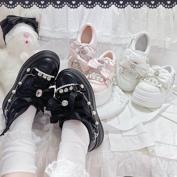 Plateau-Schleife, Jirai-Oberteil, Kettendetail, Strasssteine, klobige Sneakers, weiße Kei-Perlen