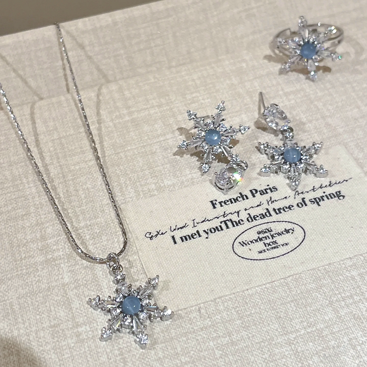 Silberne Ohrringe/Ring/Halskette in Schneeflockenform