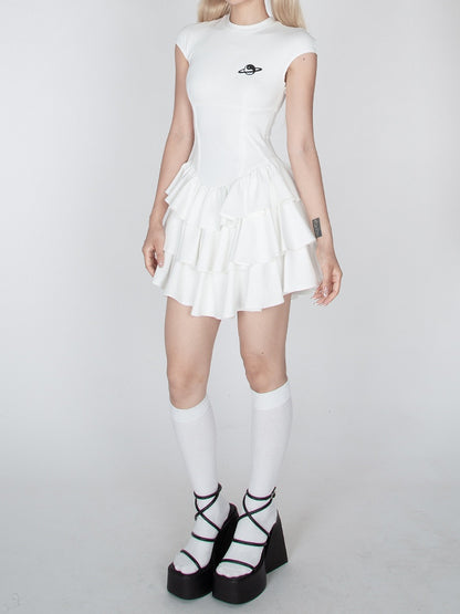 Schwarz/weißes, gestuftes, kurzärmliges Minikleid mit Rüschen