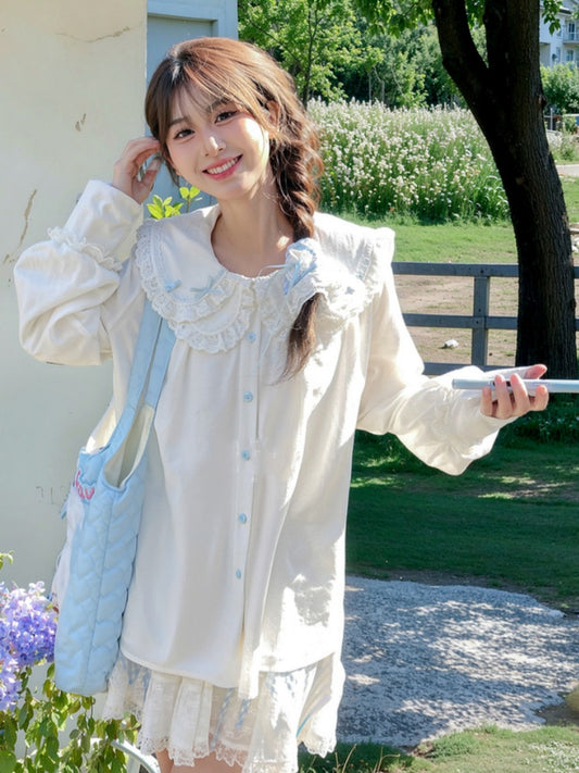 ホワイトレーストリム、ピーターパンカラー、蝶結びディテールのブラウス