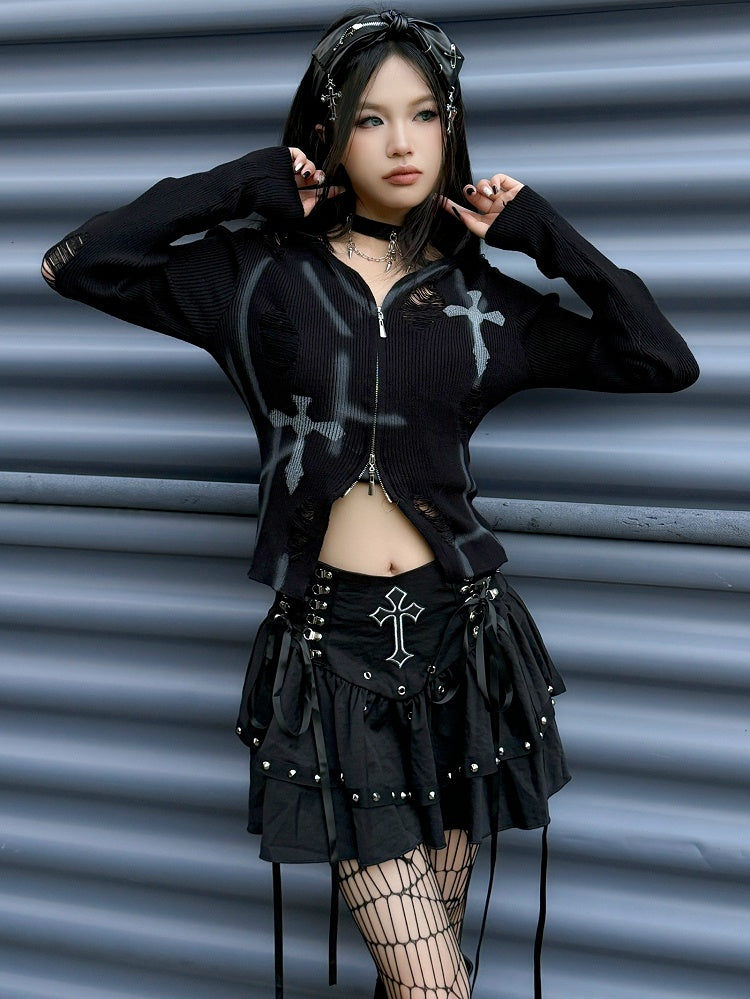 Gothic Punk Rock mit schwarzem Kreuz und Nieten-Akzenten und Schnürdetail