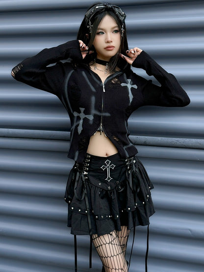 Gothic Punk Rock mit schwarzem Kreuz und Nieten-Akzenten und Schnürdetail
