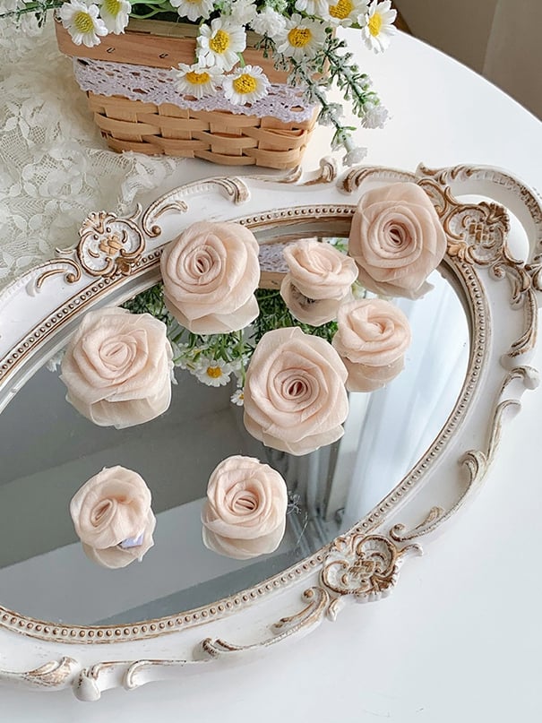 Blau Lila Weiß / Schwarz Brosche Beige Rose