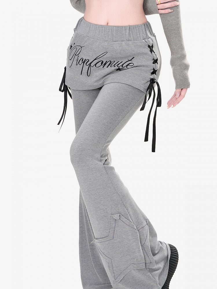 サイドにレースアップディテールが施された、グレーのスターアップリケが華やかなフレアパンツ