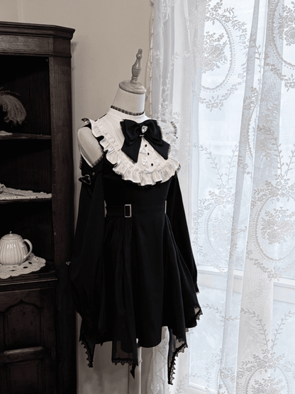 Kleid mit offenen Schultern, verstellbaren Herzschnallen und Taschentuchsaum und Jirai Kei, Schwarz/Weiß