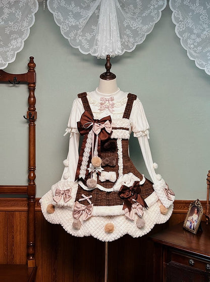 Kleid und Lolita-Overall mit gewelltem braun-weißem Rand und Pompons und Schleifen