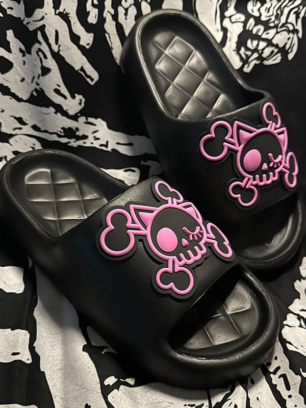 Rosa Gothic-Applikations-Hausschuhe und schwarzes Sommerskelett