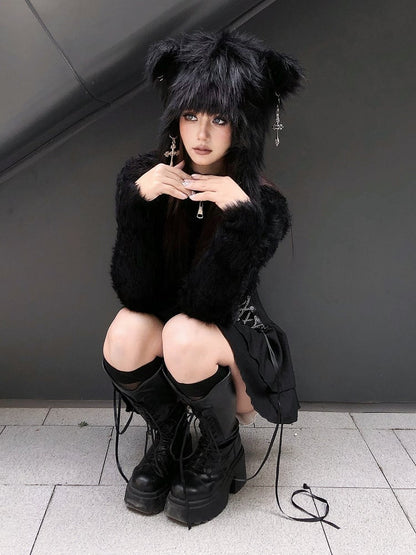 Punk-Plüschmütze mit schwarzen Tierohren und flauschigen Pompons