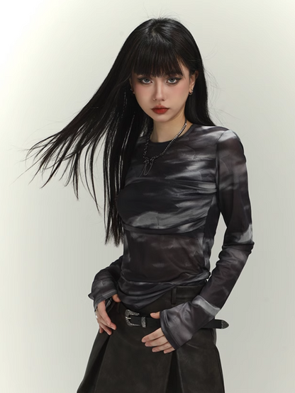 Schwarzes, eng anliegendes Top mit Rundhalsausschnitt und Batikmuster