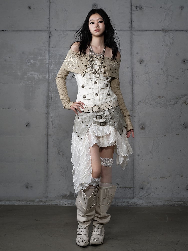 Asymmetrischer beiger Punkrock mit PU-Nietendetail