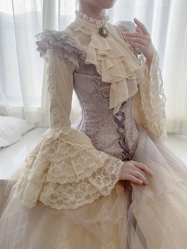 Beige Bluse mit Jabot-Krawatte, Rüschenausschnitt und langen Glockenärmeln