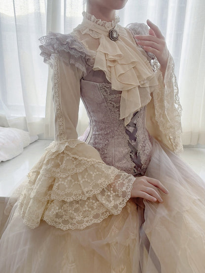 Beige Bluse mit Jabot-Krawatte, Rüschenausschnitt und langen Glockenärmeln