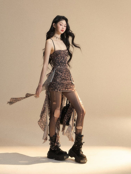 Hem Glamorous – Braunes, asymmetrisches, figurbetontes Slip-Kleid mit Leopardenmuster und Rüschen