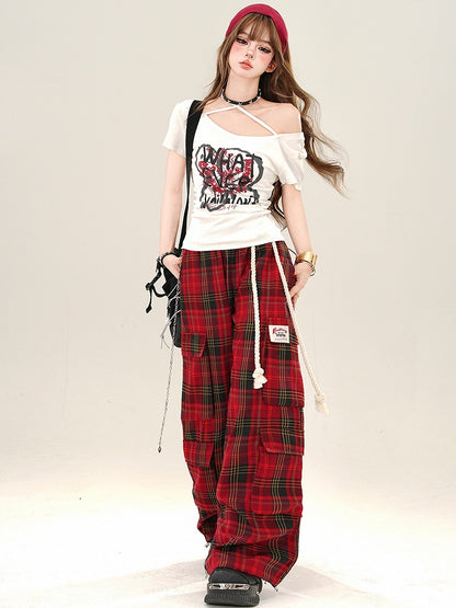 Weißes Neckholder-Top mit Graffiti-Buchstaben und gerüschtem Taillendetail