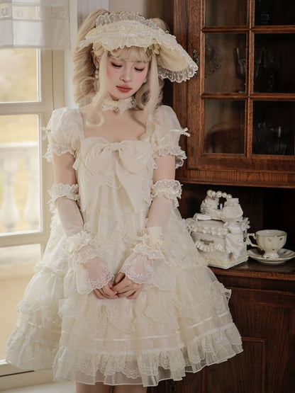 Weißes, cremefarbenes Lolita-Kleid mit bestickter Schleife und großen, kurzen Puffärmeln