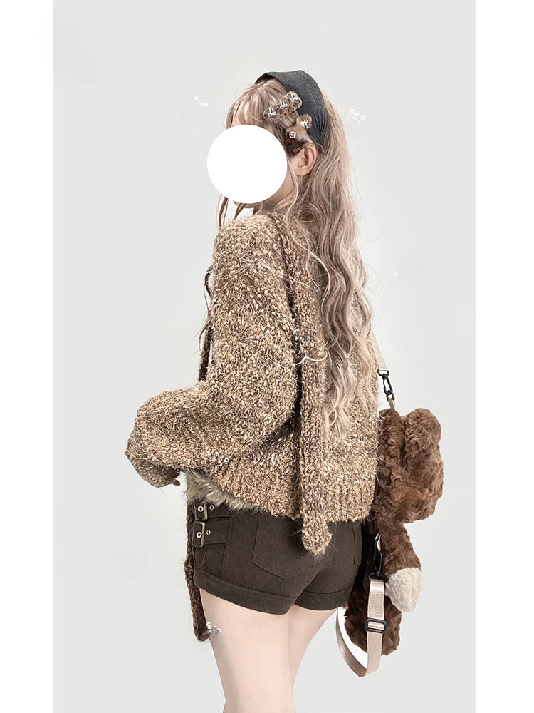 カーキ色のVネックセーター（スカーフ付き）