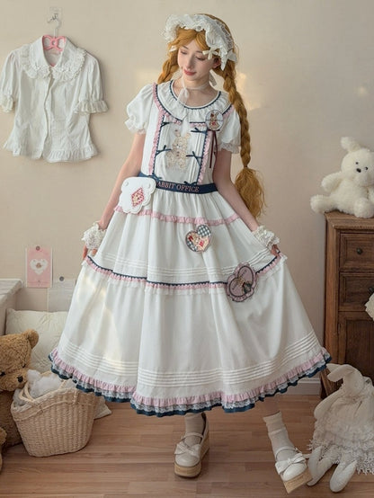 Weiße wolkenförmige Brosche mit Hasenstickerei