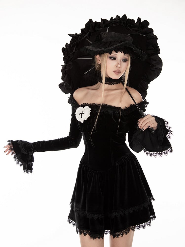 Gothic-Kleid aus schwarzem Samt mit schulterfreiem Ausschnitt und Glockenärmeln