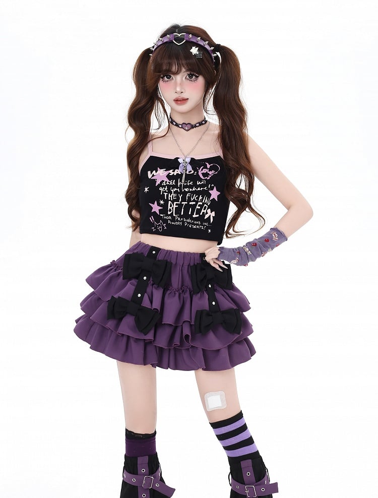 ストラップレッグウォーマー、黒の蝶結び、裏地付き紫のティアードスカート、クロス