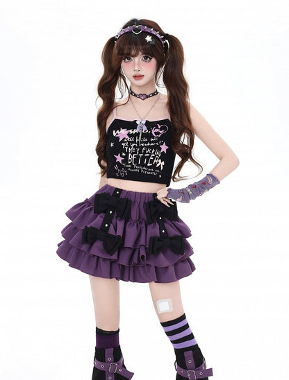 ストラップレッグウォーマー、黒の蝶結び、裏地付き紫のティアードスカート、クロス