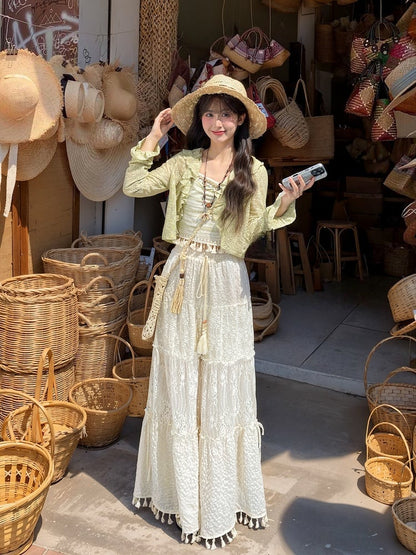 Weiße Hose mit weitem Bein und Kordelzug in der Taillenversion mit ausgehöhlten Quastenbündchen