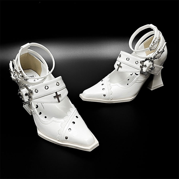 Punk-Spitze-Blockabsätze mit weißen Sargschnallen und Metallkreuz mit gotischen 8,5 cm