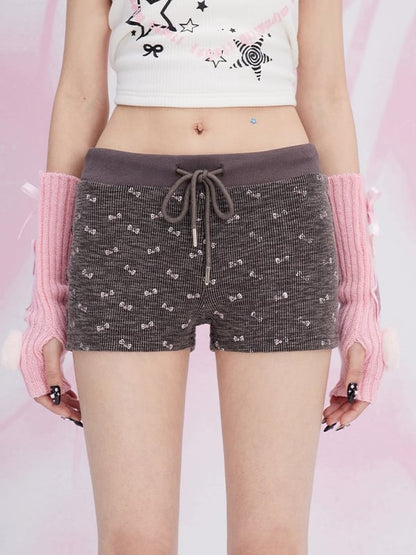 Kaffeefarbene Shorts mit Schleifenmuster