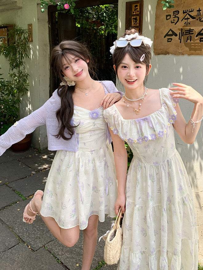 Lavendelfarbene Sommer-Strickjacke mit V-Ausschnitt und Blumenmuster