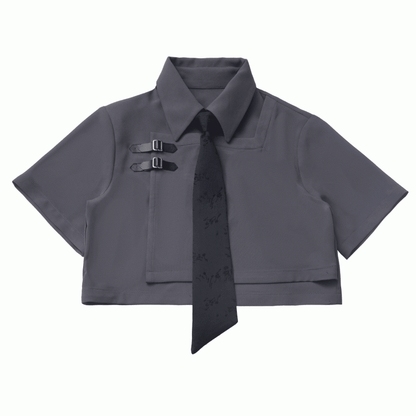 チャイナドレススタイルの半袖クロップドシャツ、レザーバックル、ホワイト/グレーのネクタイ付き