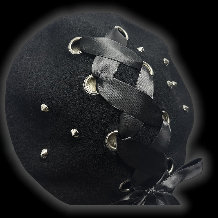 Schwarze Wollbaske mit Schnürdetail und Nieten im Y2K-Stil