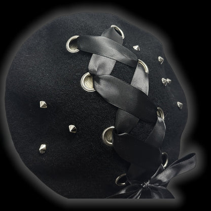 Schwarze Wollbaske mit Schnürdetail und Nieten im Y2K-Stil