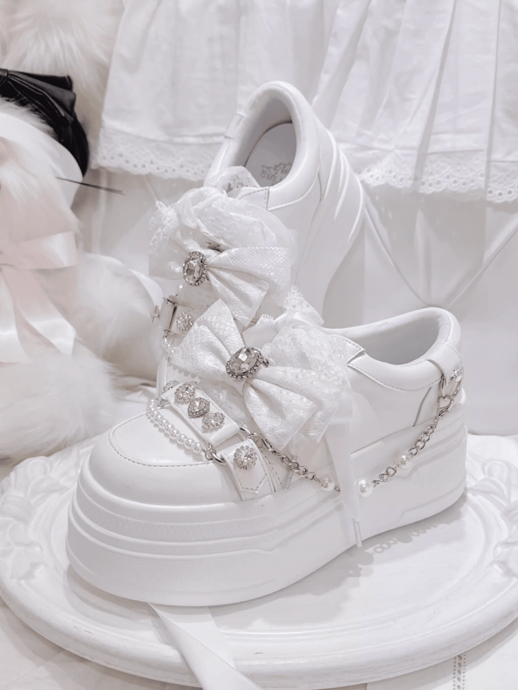 Plateau-Schleife, Jirai-Oberteil, Kettendetail, Strasssteine, klobige Sneakers, weiße Kei-Perlen