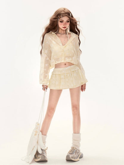 Halbtransparentes, kurzes, gelbes Allover-Shirt mit Sonnenschutz und Sternendruck