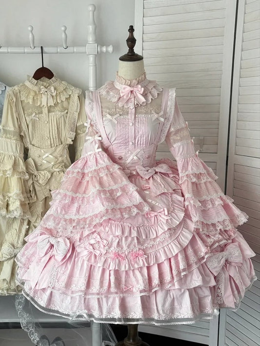 Rosafarbenes Kleid mit Lagensaum und Rüschen an der Brust unter süßen Lolita-Akzenten mit Schleife