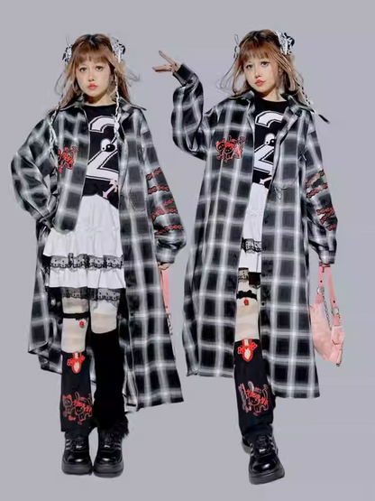 Schwarz-graues Hemd mit Kätzchen- und Panda-Anstecknadelkette und weißem, langem Strickcardigan mit Gehirn