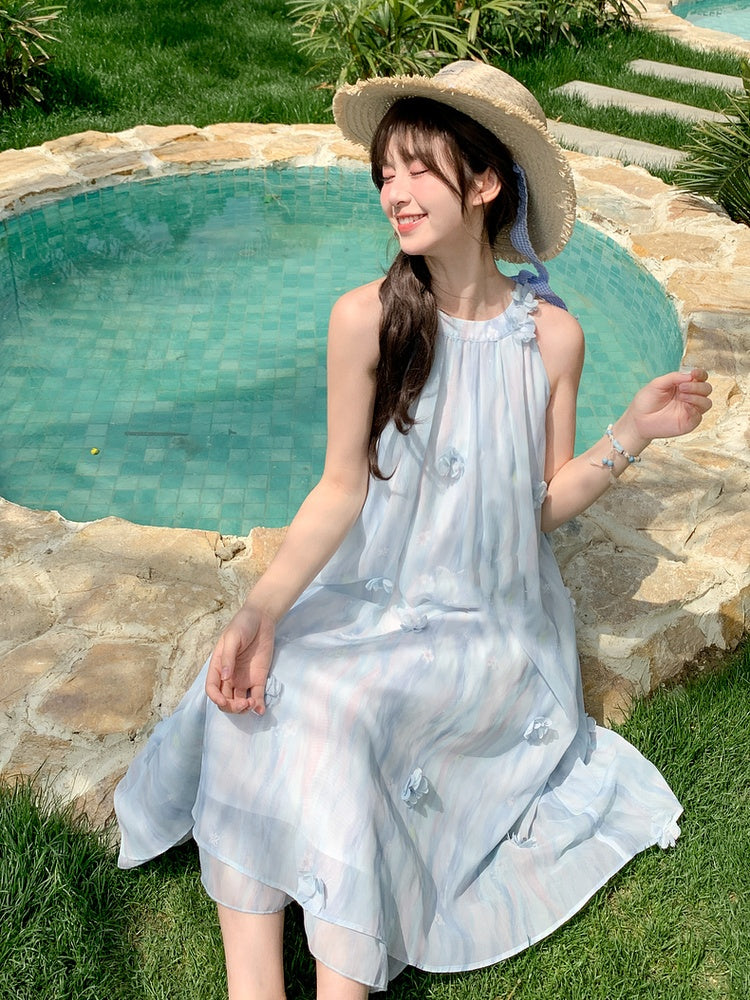 Blaues Neckholder-Kleid aus Chiffon mit floralen Akzenten