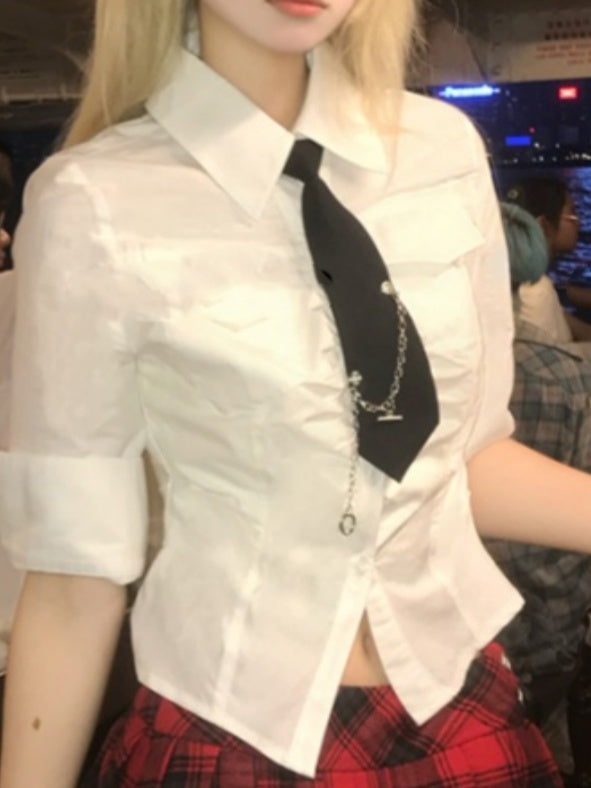 Krawatte mit schwarzen Kettenverzierungen