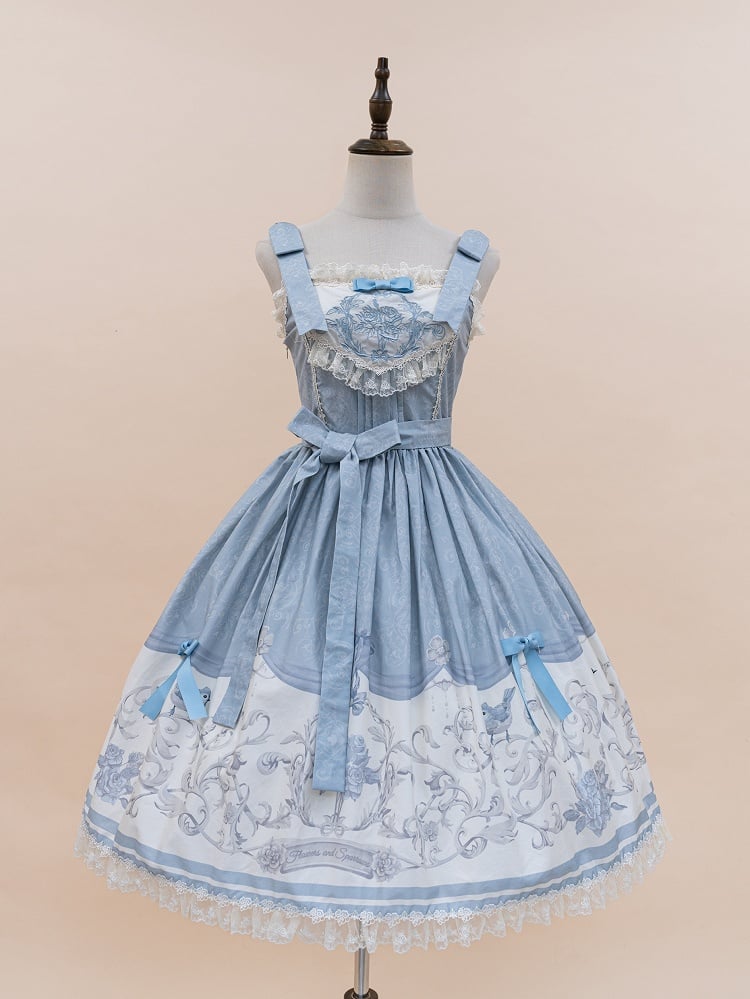 Lolita-Rock und blau bedruckter Pullover mit Blumenmeise