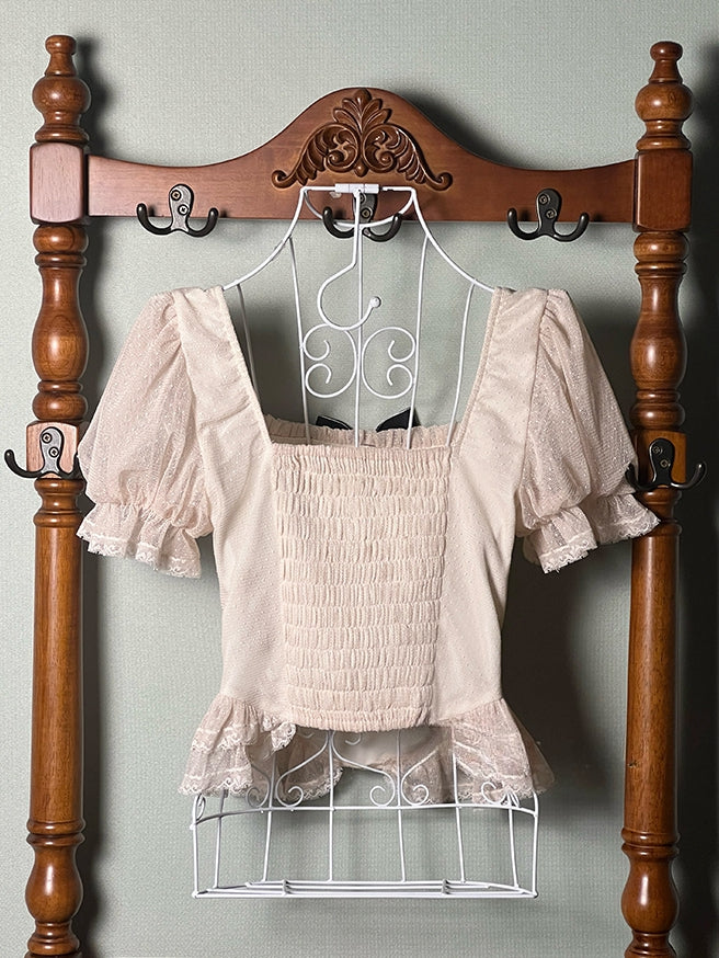 ベージュのスクエアネックライン半袖ブラウス