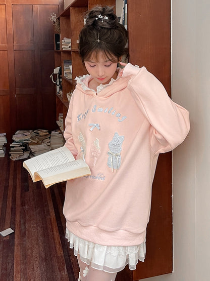 Rosafarbener, süßer Kapuzenpullover mit gehäkelten Häschendetails und Fleecefutter