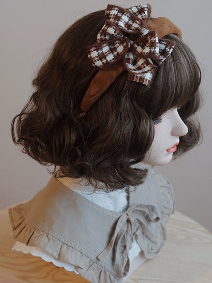 装飾された茶色のパターンのチェック柄KC蝶結び