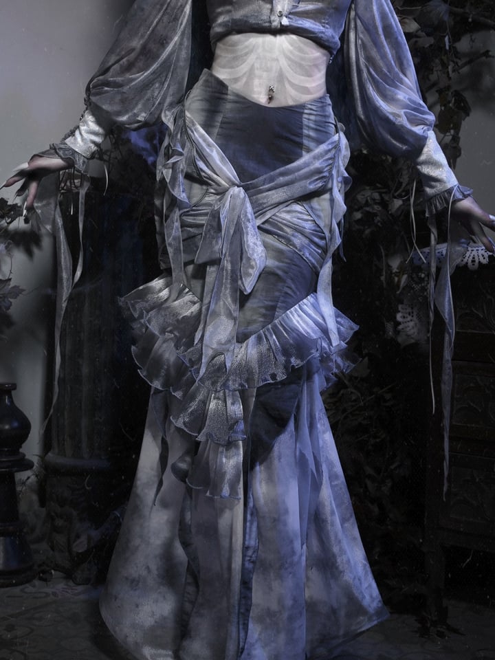 Staubblauer Rüschenvolant-Knierock „Corpse Bride“ im Gothic-Stil