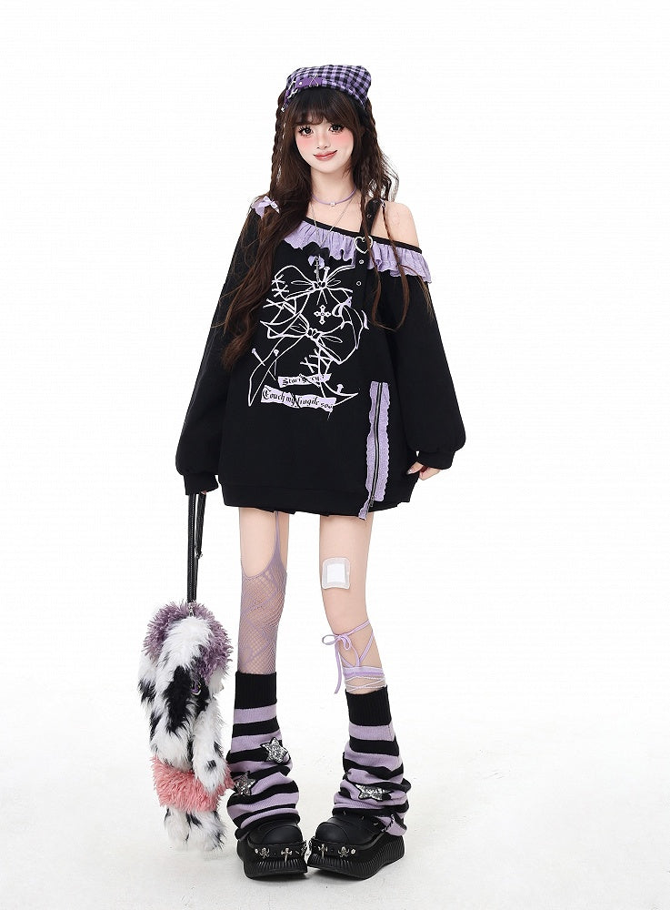 Schwarzes Sweatshirt mit asymmetrischem Ausschnitt, Rüschen, lila Spitzenbesatz und Seitenschlitz